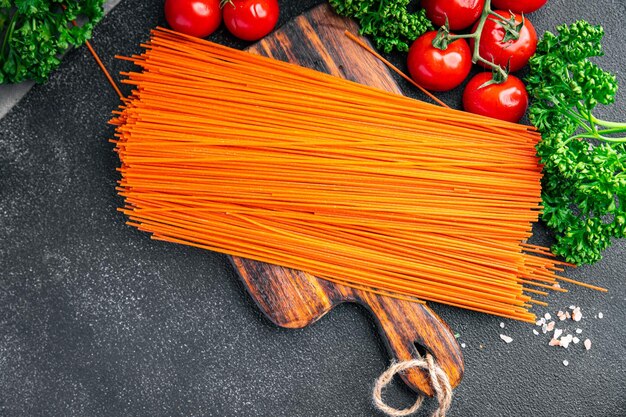 赤いスパゲッティ 生トマト スパゲッティ 赤い生地 パスタ バイオ製品 新鮮な健康的な食事 食品 スナック