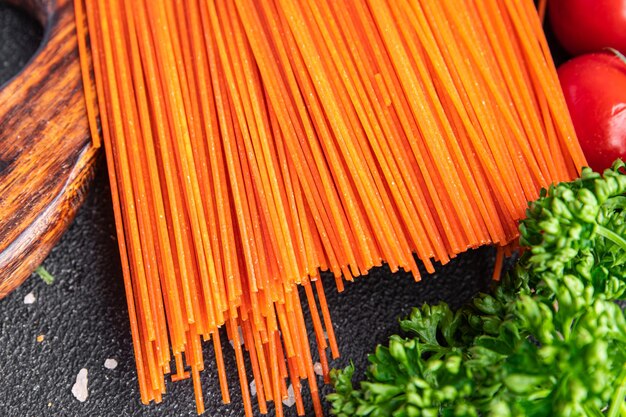 Foto spaghetti rossi spaghetti al pomodoro crudo pasta rossa prodotto biologico fresco pasto sano cibo spuntino