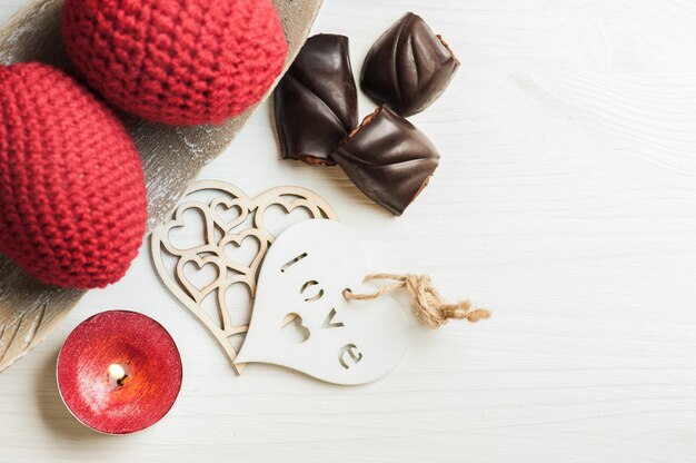 赤い輝くキャンドルとダークチョコレート