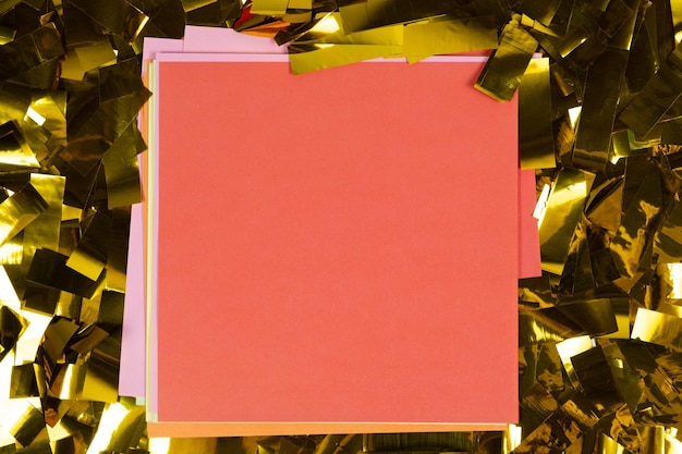 텍스트 위쪽 보기를 위한 노란색 반짝임 공간에 있는 빨간색 사각형 용지
