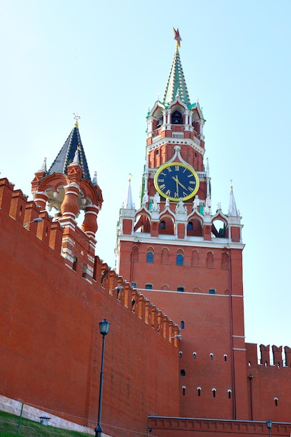 Foto piazza rossa, torre spasskaya del cremlino, mosca, russia