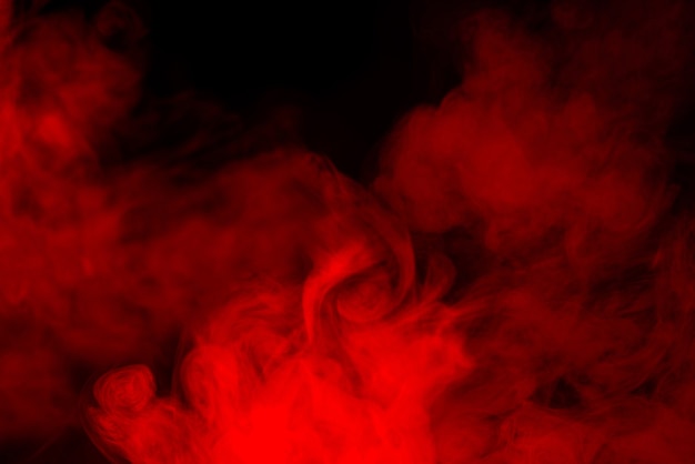 黒の背景に赤い蒸気。スペースをコピーします。