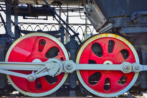 빨간 증기 기관차 바퀴, 오래된 증기 기관차의 금속 바퀴