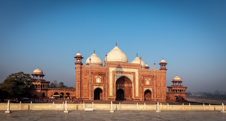 Photo red stone mosque on the right wing of the taj mahal, india.