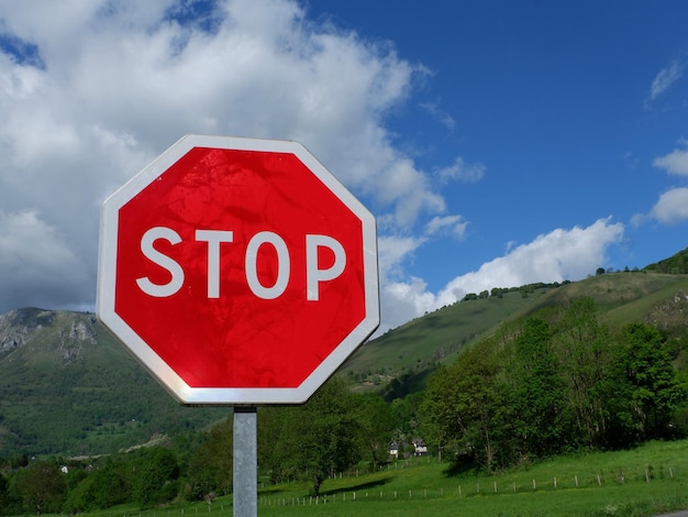写真 フランスの自然山の風景道路の赤い一時停止の標識
