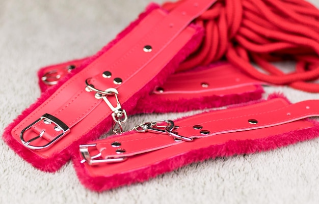 Красные лямки - наручники для любовных игр