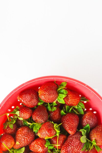 Photo red strawberries in the basket