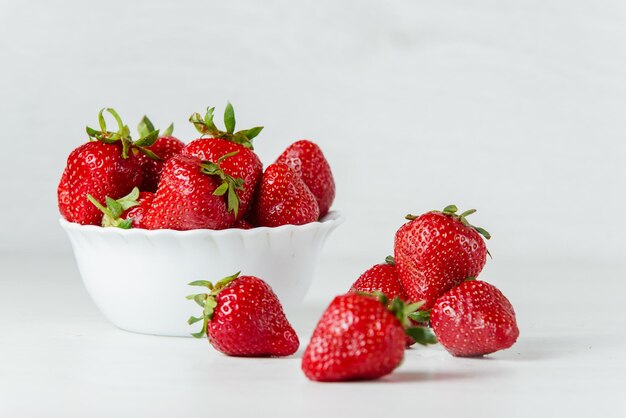 Bacca sana della vitamina della fragola rossa isolata su fondo bianco