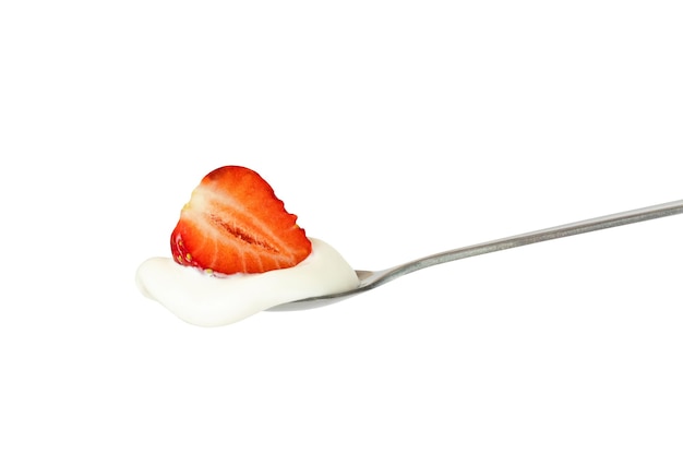 Фото Красная клубника со сливками на десертной ложке.