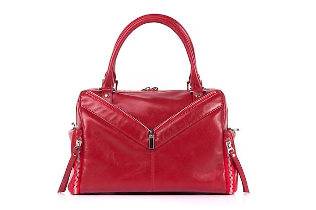 Borsa in pelle da donna elegante rossa su sfondo bianco