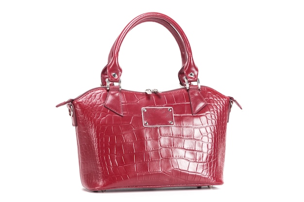 Красная стильная женская кожаная сумка на белом фоне