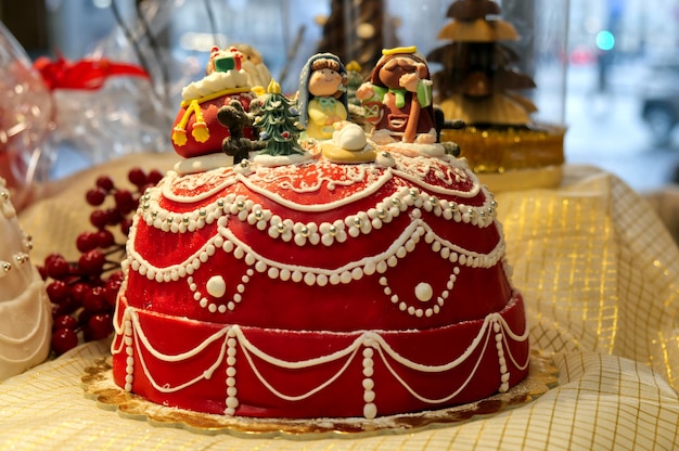 Photo red sugar paste cake decorated with crib puppets