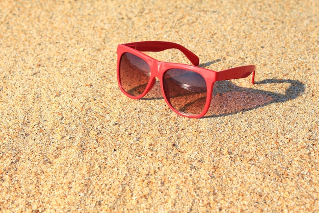 ビーチの赤いサングラス