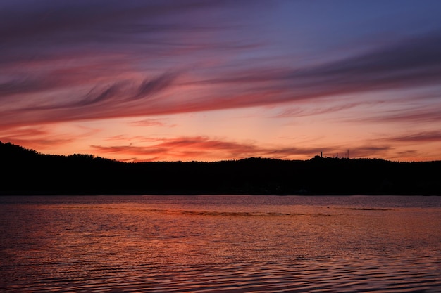 写真 ゴーグラント地域の湾の海岸に沈む夕日