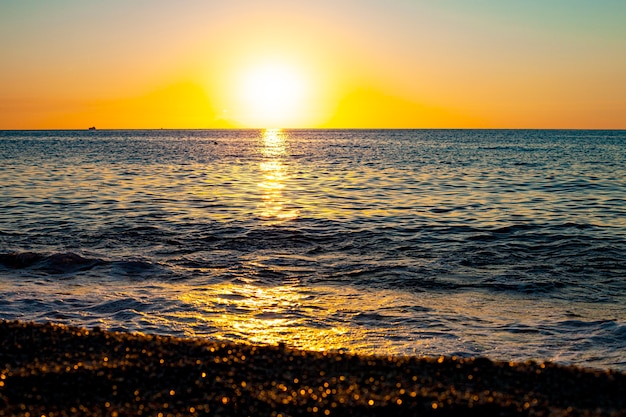 海に沈む夕日。美しい夕日。イタリア、カラブリアのティレニア海の夕日。