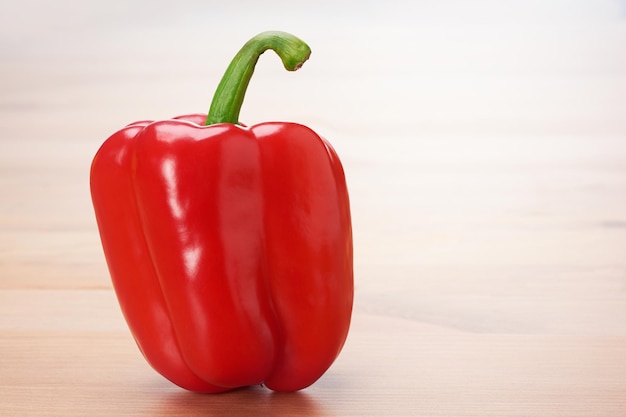 Photo red sweet pepper on wood table