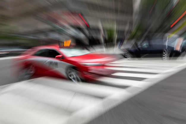 Красное такси на пересечении оживленной улицы