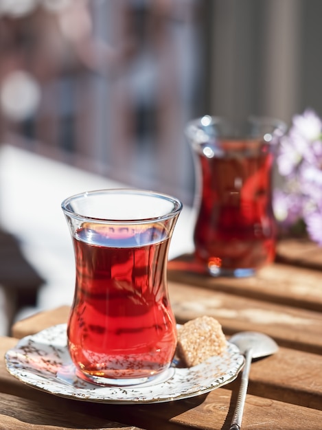 Tè rosso in un bicchiere su un piatto