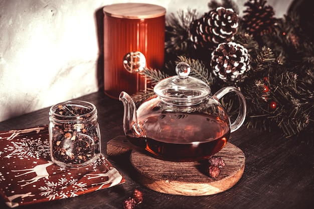 Красный чай в стеклянном чайнике