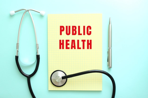 Il testo rosso salute pubblica è scritto in un blocco giallo che si trova accanto allo stetoscopio su uno sfondo blu