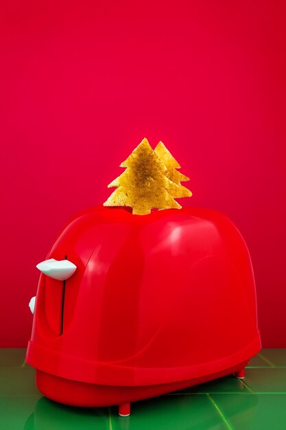 Foto toaster rosso toast croccante albero di abete colazione cibo fetta di pane idea creativa minima vendita di natale
