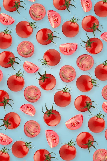파란색 바탕 화면 배경에 빨간 토마토
