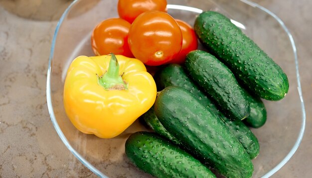 Photo red tomato, green belly cucumber, yellow pepper, in a glass vase. high quality photo