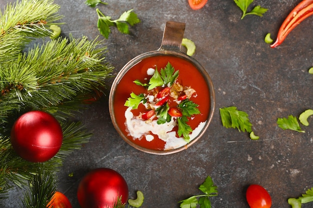 Foto zuppa di pomodoro rosso in tazza di rame su sfondo scuro