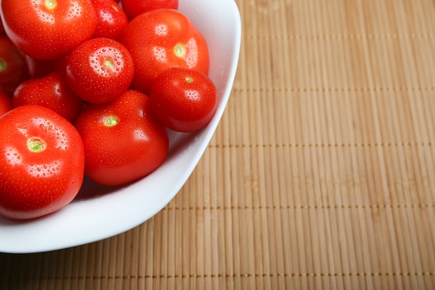 가벼운 나무 표면에 빨간 토마토