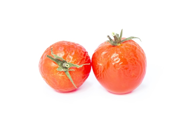 흰색 바탕에 빨간 토마토입니다. 건강에 좋은 건강식품. 시든 토마토.