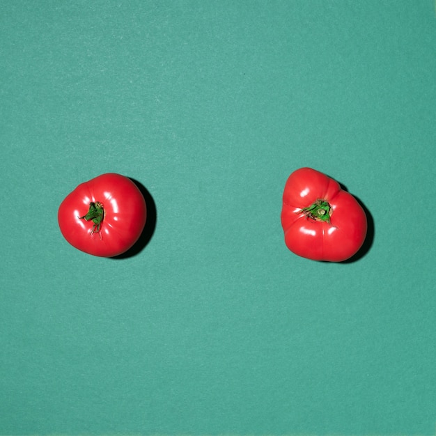 Красные помидоры на зеленом фоне