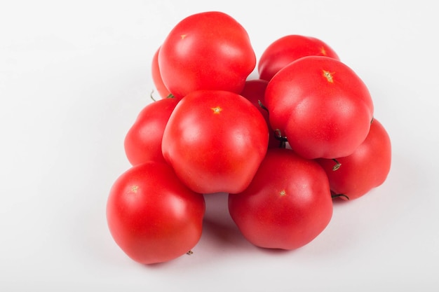 白地に赤いトマト