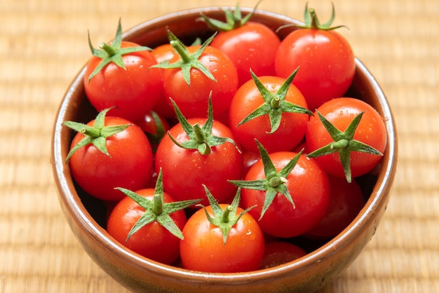 白地に赤いトマト。トマトのグループ