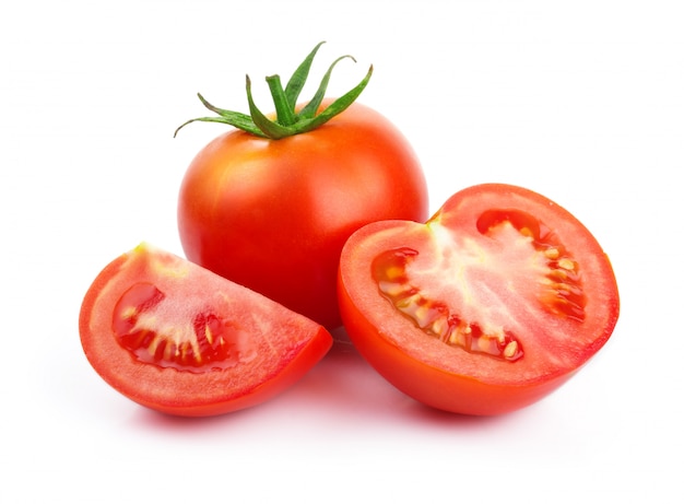 白で隔離されるカットと赤いトマト