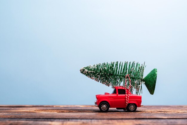 Photo red toy car against blue sky