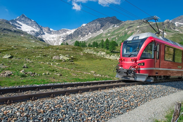 Trenino rosso per le alpi