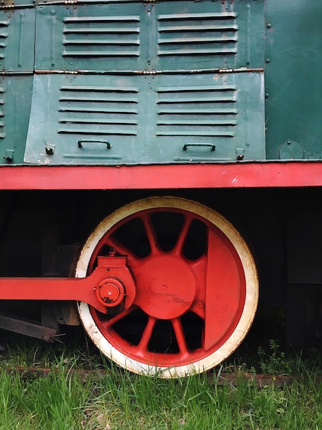 Photo red train on field