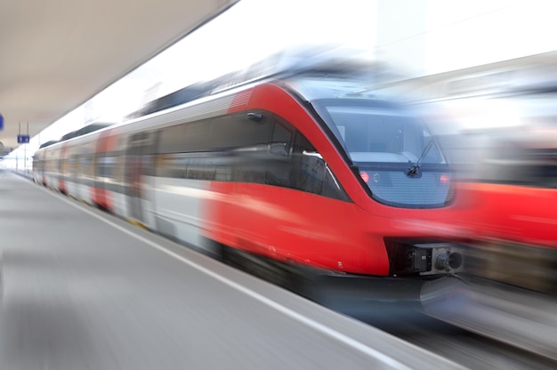 赤い電車が線路を下っており、2 番が見えています。