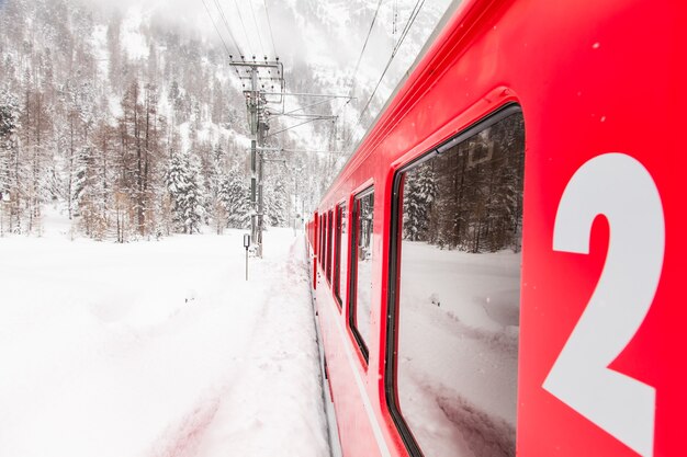 雪の砂漠の真ん中にある赤い電車