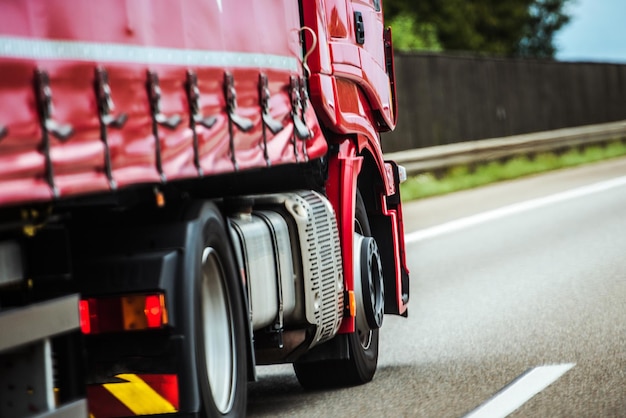 Foto camion rosso sulla strada