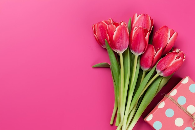 Букет цветов красного тюльпана и подарочная коробка