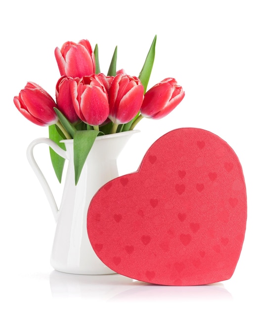 Красные цветы тюльпана и подарочная коробка