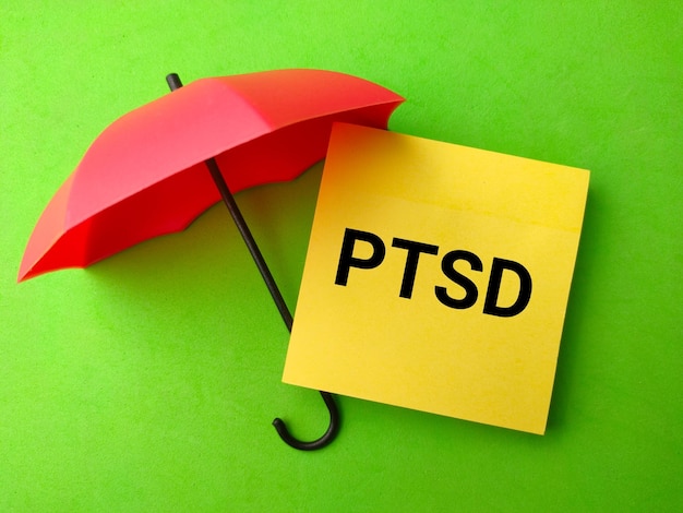 赤い傘と PTSD という言葉が書かれた付箋