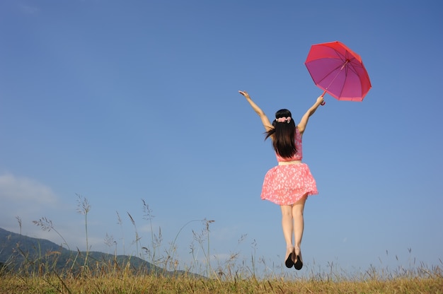 하늘에 빨간 우산 여자 점프