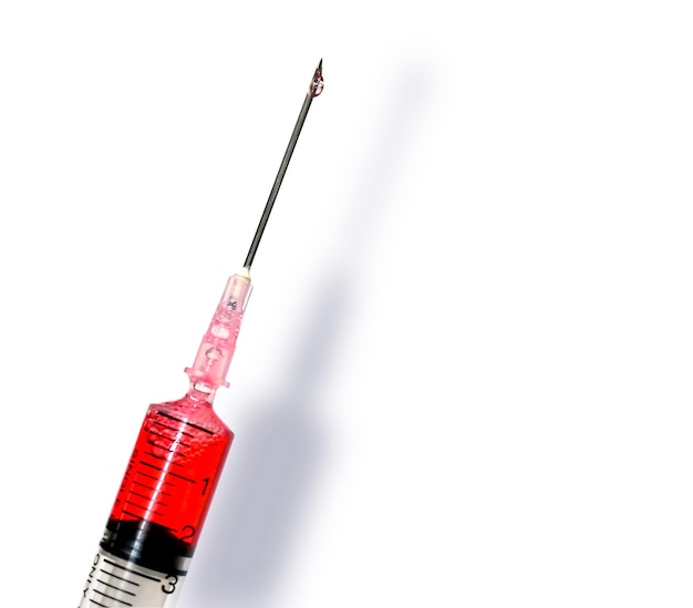 흰색 배경에 의료 바늘이 있는 플라스틱 주사기의 빨간색 백신은 경로를 사용하여 만듭니다.