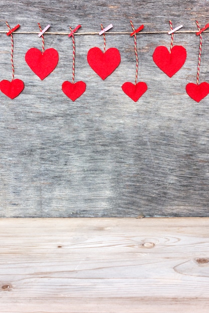 Фото Любовь сердца красного валентина на деревенском фоне текстуры коряги, копией пространства