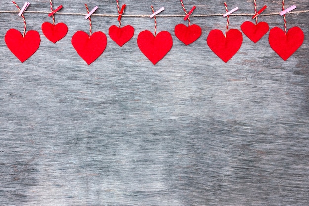 Foto i cuori di amore del biglietto di s. valentino rosso sul fondo rustico di struttura del legname galleggiante, copiano lo spazio