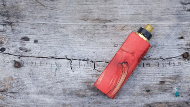 Foto vaper rosso su fondo di legno