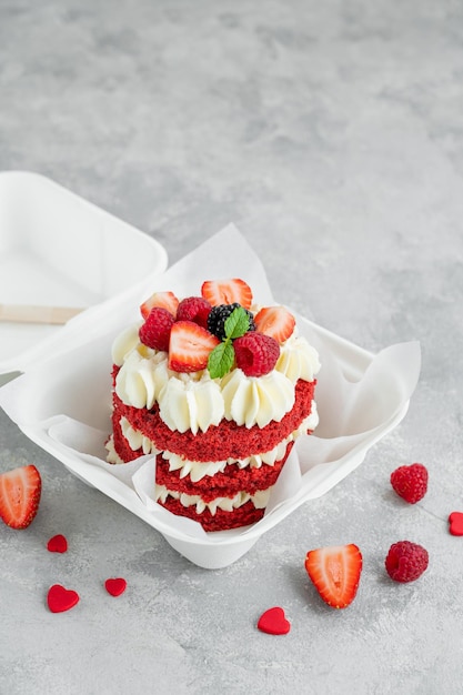 Photo red velvet bento cake a small cake in a lunchbox valentine's day cake asian food trend copy space