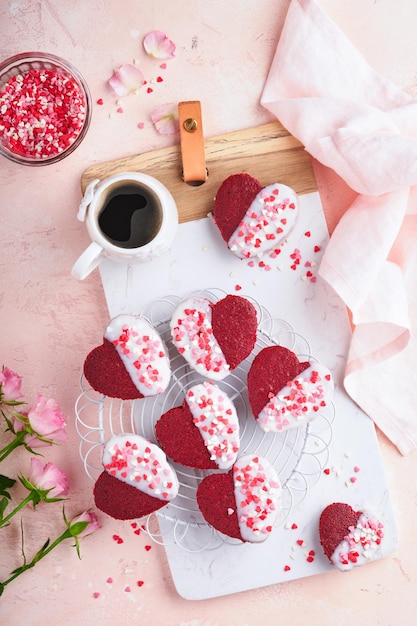 Foto velluto rosso o biscotti brownie a forma di cuore in glassa di cioccolato su sfondo rosa romantico idea dessert per san valentino festa della mamma o della donna gustoso dolce fatto in casa torta per san valentino